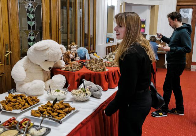 Rautový stůl v duchu „plyšové“ inscenace obdivovala také Štěpánka Fingerhutová, bývalá členka našeho souboru. Foto Michal Klíma