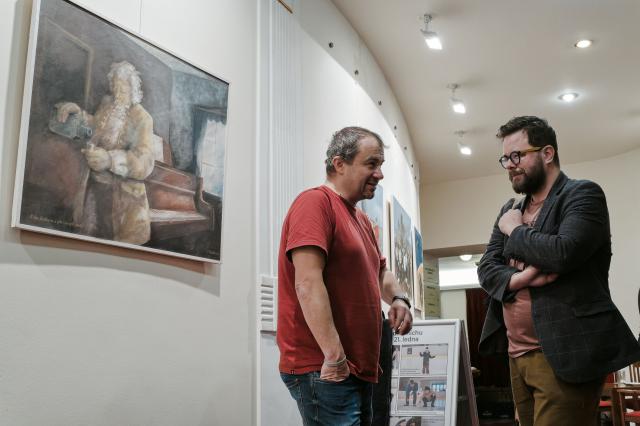 Na závěr festivalu dorazil také Petr Svojtka, režisér divadelního provedení Galavečera smíchu, který se tu sešel s teatrologem Michalem Zahálkou, členem odborné poroty. Foto Michal Klíma