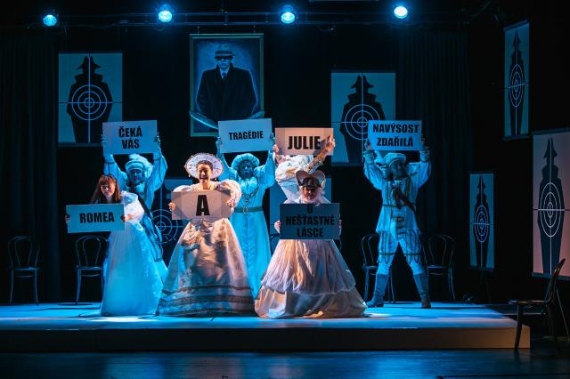 Festival nabízí program také dopoledne pro školy, studenti se tentokrát mohli pobavit při komedii ze světa mafie Fantastické divadlo v podání našeho souboru. Foto Michal Klíma 