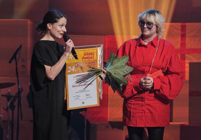 Cenu studentské poroty pro Sen čarovné noci převzala z rukou předsedkyně poroty Anny Řehůřkové herečka Divadla Petra Bezruče Magdaléna Holcová, která byla oceněna i za nejlepší ženský herecký výkon festivalu. Foto Michal Klíma